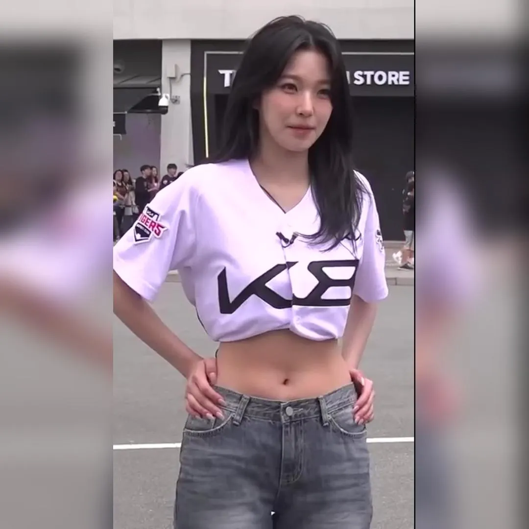 穿著緊身起亞球衣，露出腹肌的fromis_9白知憲