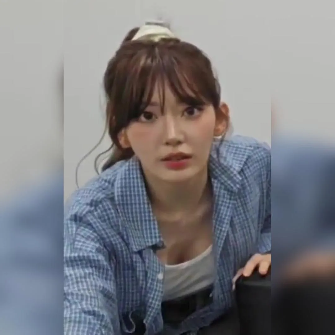 Weverse 直播中，穿白T不小心露出內衣的 LE SSERAFIM 宮脇咲良