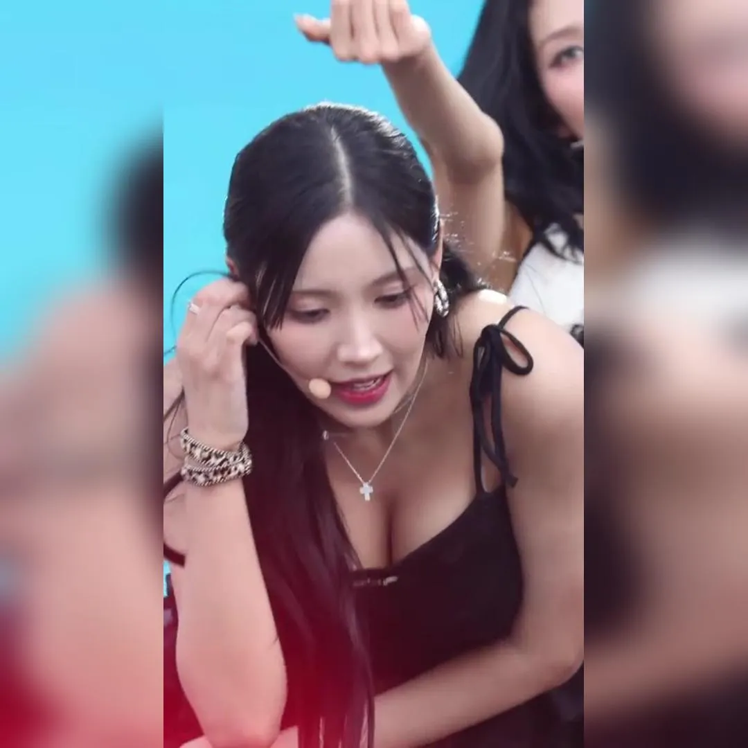 穿著黑色細肩帶上衣深彎腰，激烈晃動的胸部曲線，LIGHTSUM的草原