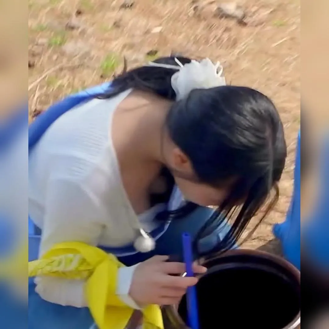 偷看醬缸裡頭，白T深V大走光…tripleS 金采妍