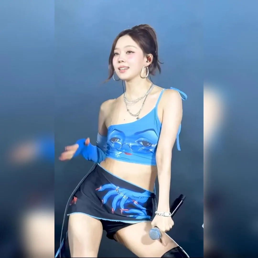 시원한 원오프숄더 파란 끈나시,초미니 롱부츠 야벅지 에스파 윈터