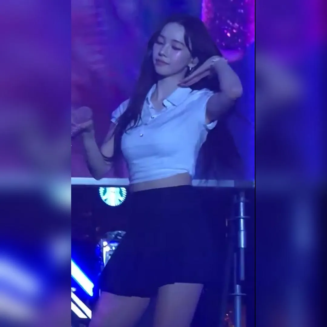 흰 카라 크롭티 출렁거리는 바운스 에스파 카리나 중앙대 행사