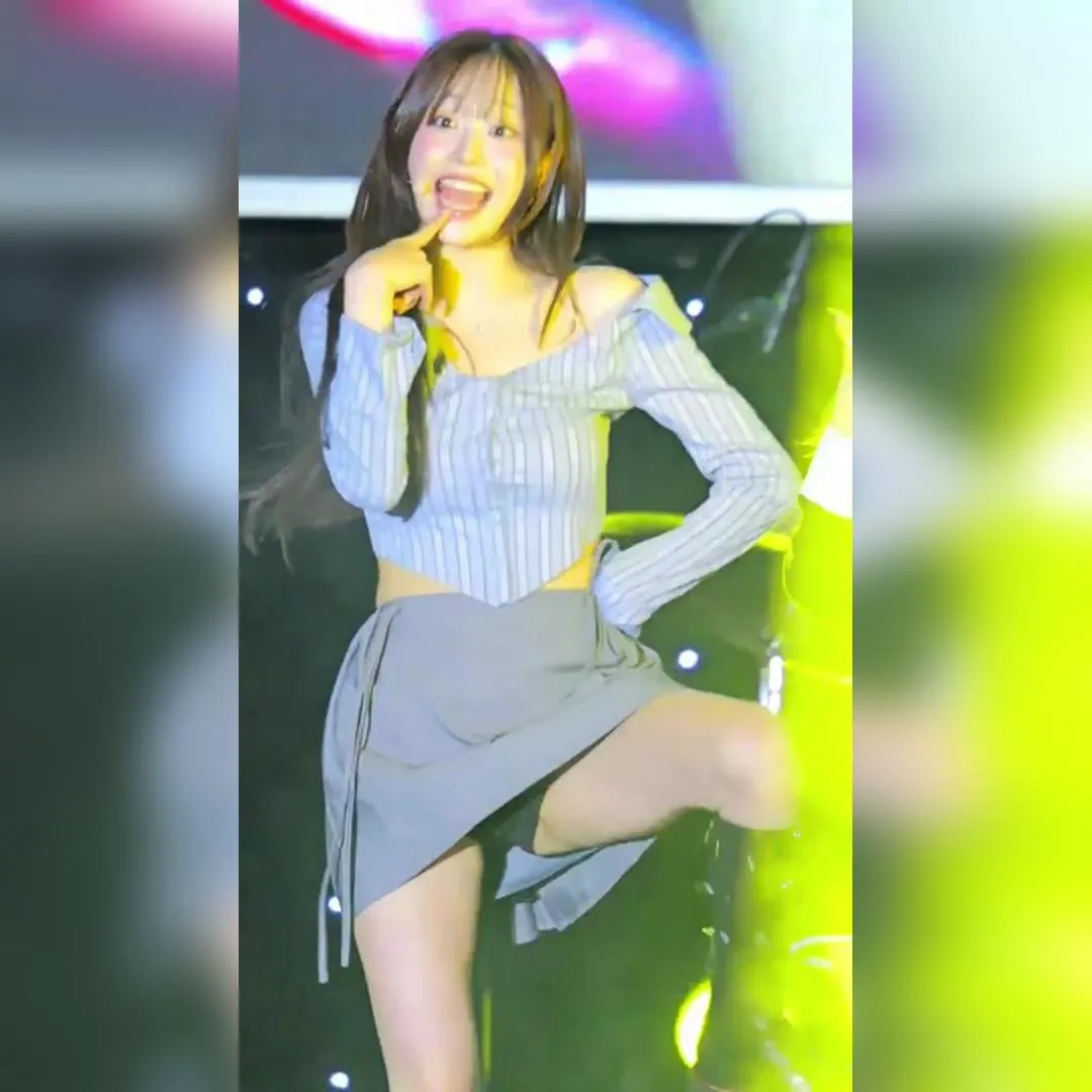 穿灰色裙子，側抬腿露出內側大腿肌的Chuu