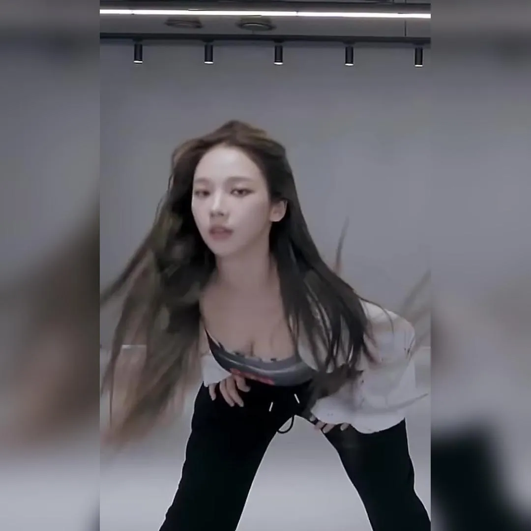 회색 프린팅 탱크탑 찰랑거리는 바운스 에스파 카리나