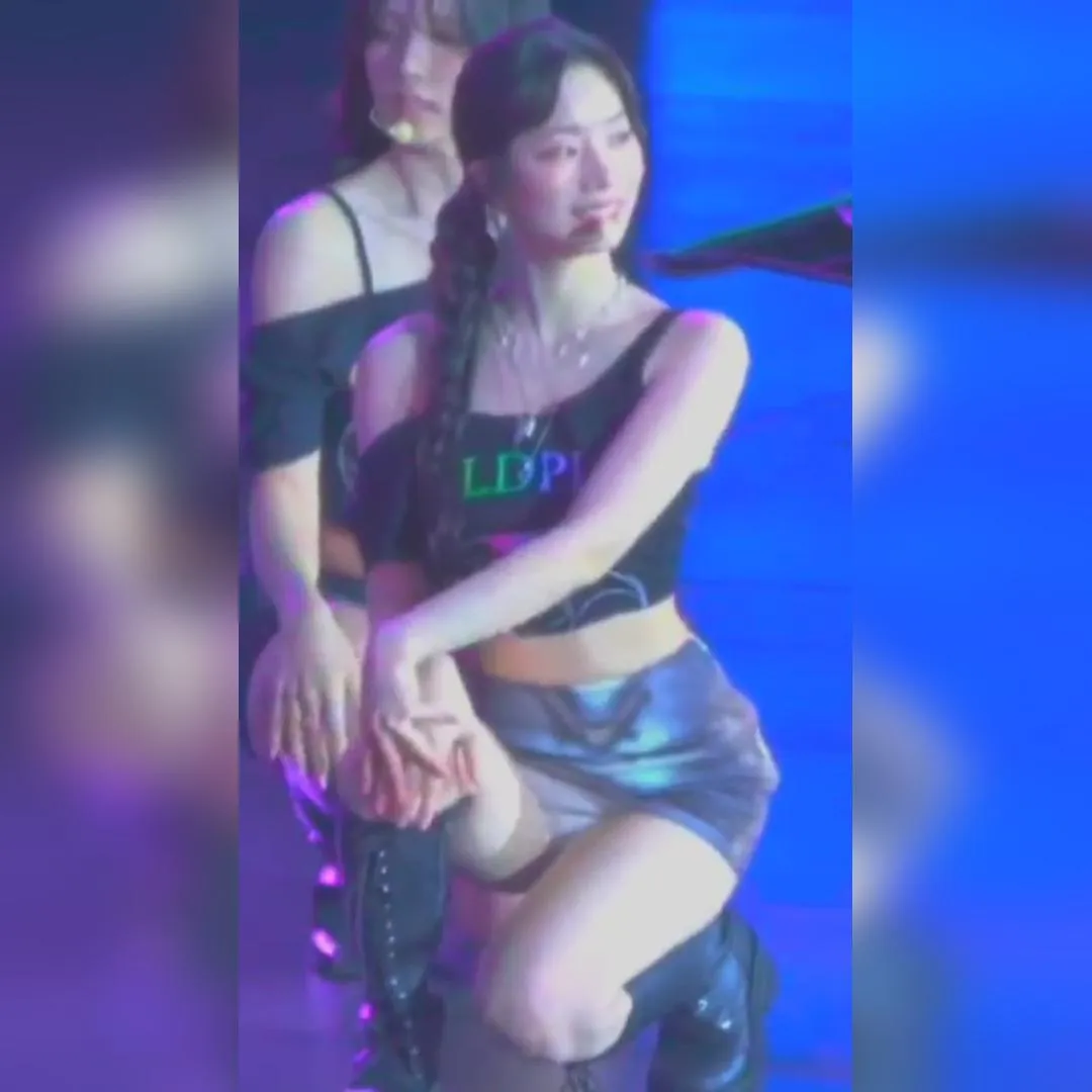 色彩繽紛的超短迷你裙，跪坐著一晃一晃的TWICE多賢