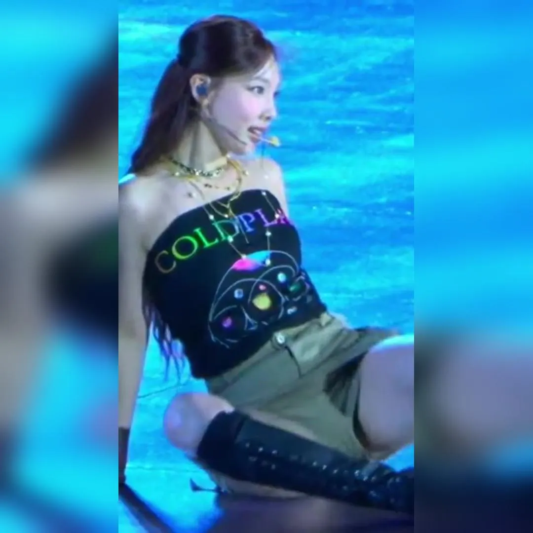 穿著橄欖色超短裙坐在地上的TWICE娜璉，大秀蜜大腿