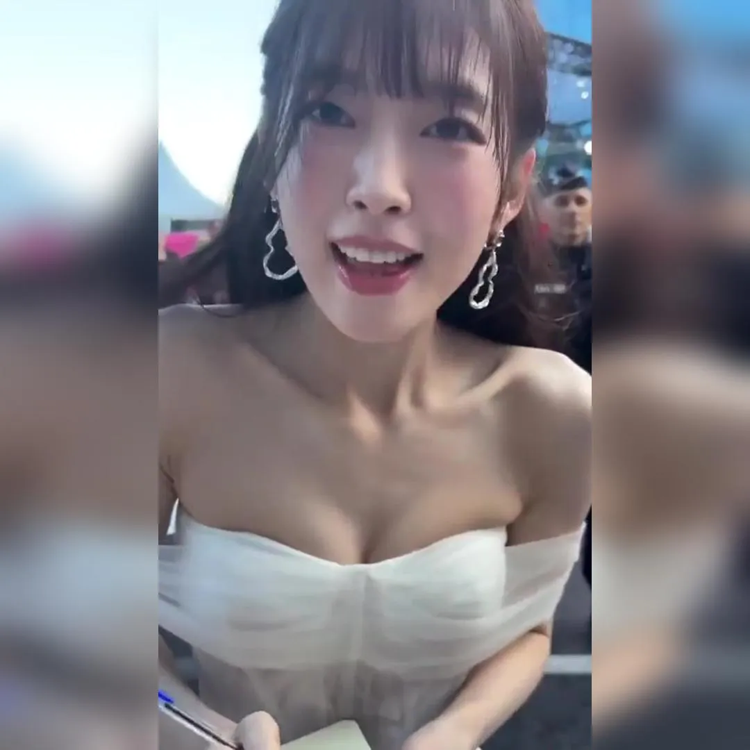 女神級露肩禮服簽名會的Arin…史上最強誘惑的胸前曲線