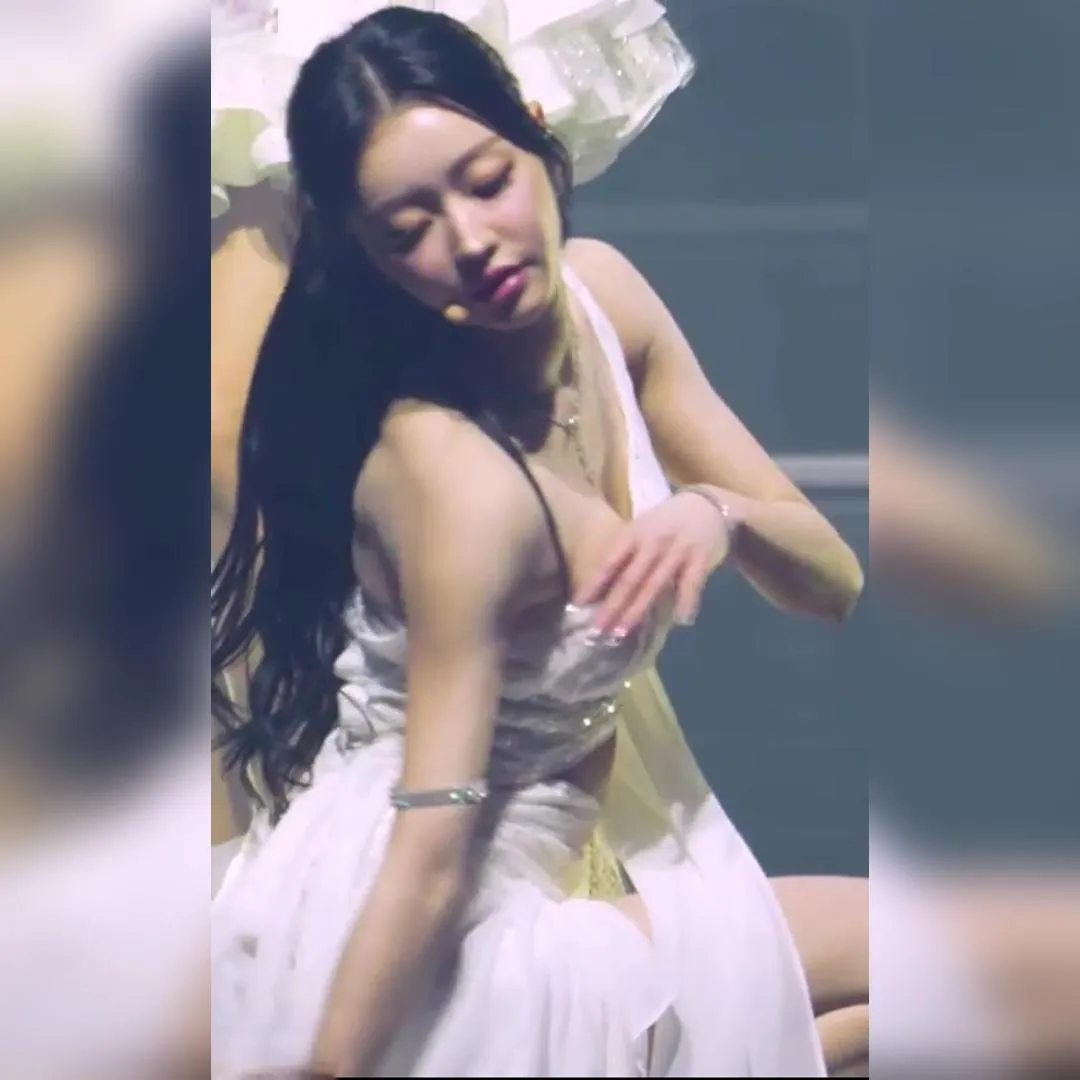 露出破綻的OH MY GIRL YooA動圖