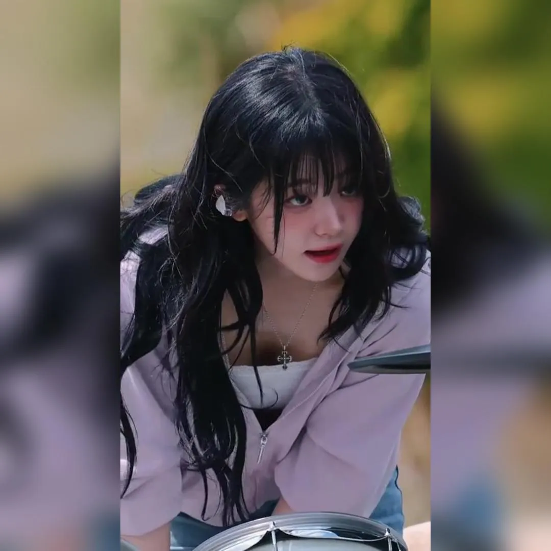 飄逸長髮 QWER 絕美牛仔褲背影 小心翼翼的性感魅力