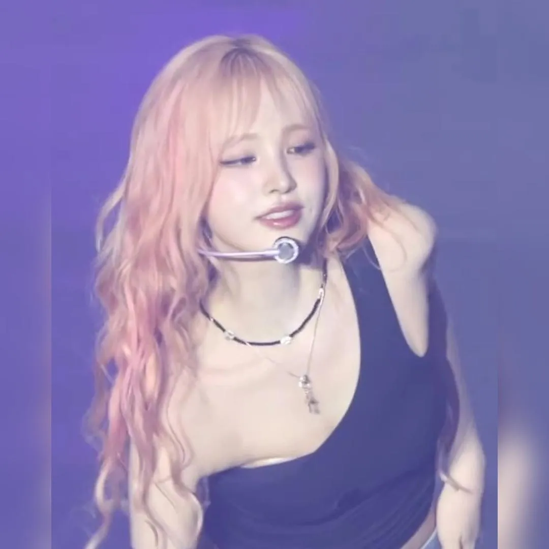 穿黑色單肩無袖上衣、露出金色貼片的 IVE Liz