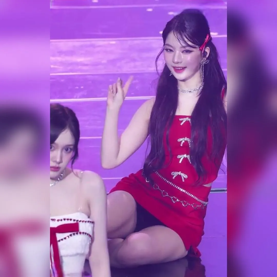 STAYC成員艾薩除了安全褲都是紅色的動圖