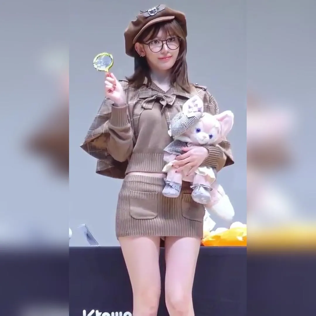 LE SSERAFIM Sakura 起身時不小心露出米色超迷你短褲，讓人看見內褲痕跡