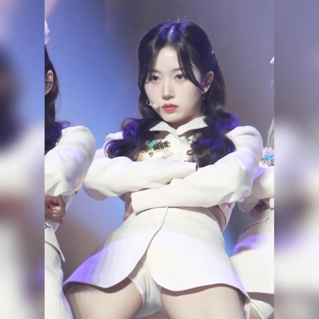 穿上失蹤下衣風格服裝，輕輕向前推髖部的NMIXX吳慧媛精選