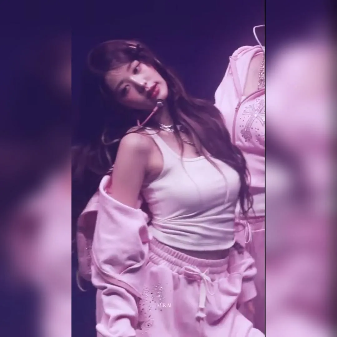 粉紅連帽外套下顯露內衣的白色無袖上衣IVE張元英