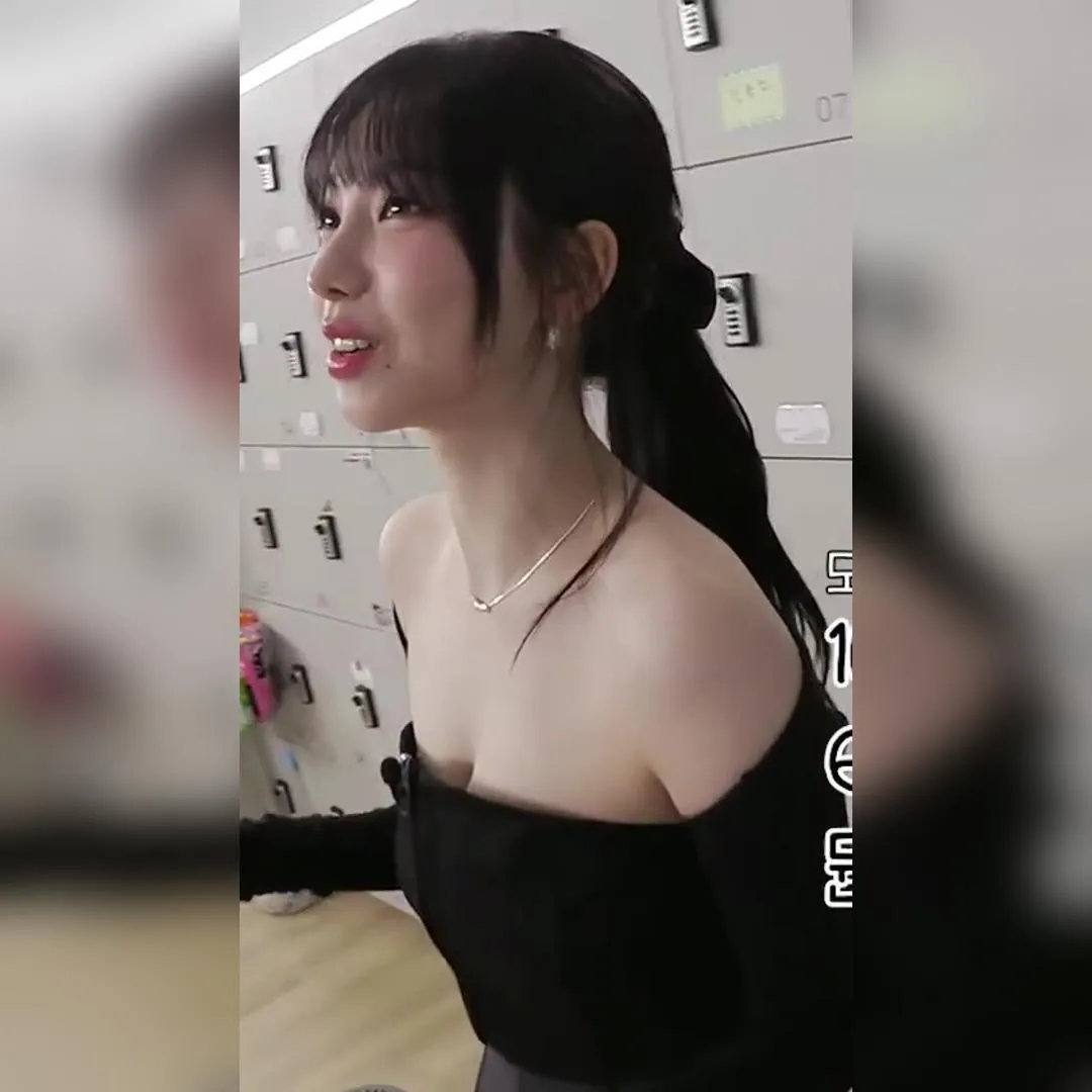 측면에서 본 검정 오프숄더 카리나 뽀얗고 예쁜 어깨선과 가슴골