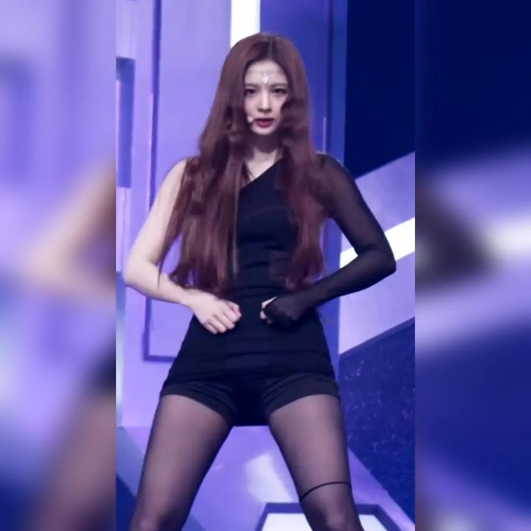 NMIXX雪倫透視黑色連衣裙展現豐滿感