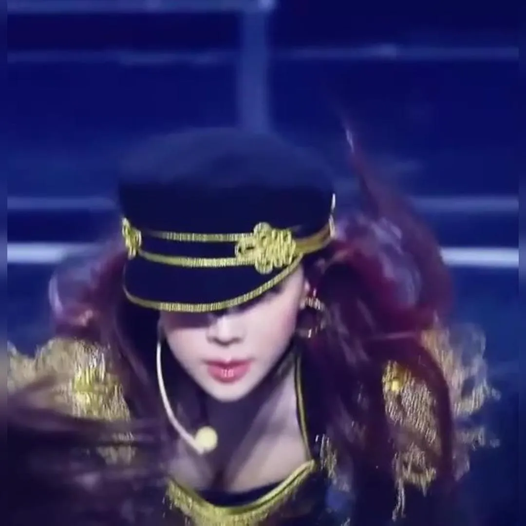 금장 제복 에스파 윈터…바닥 짚을 때 보이는 귀한 가슴골