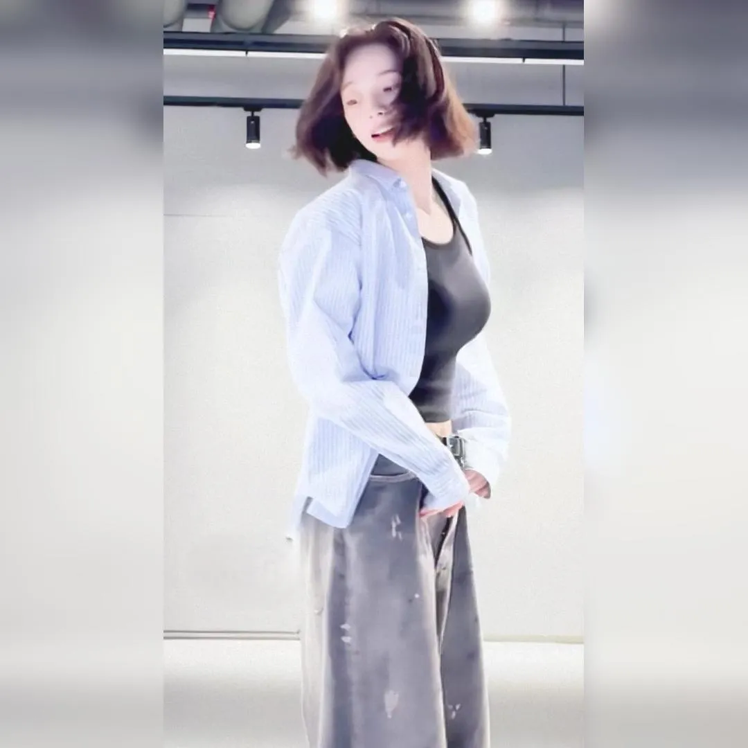 에스파 카리나 셔츠 속 검정 나시 출렁이는 바운스