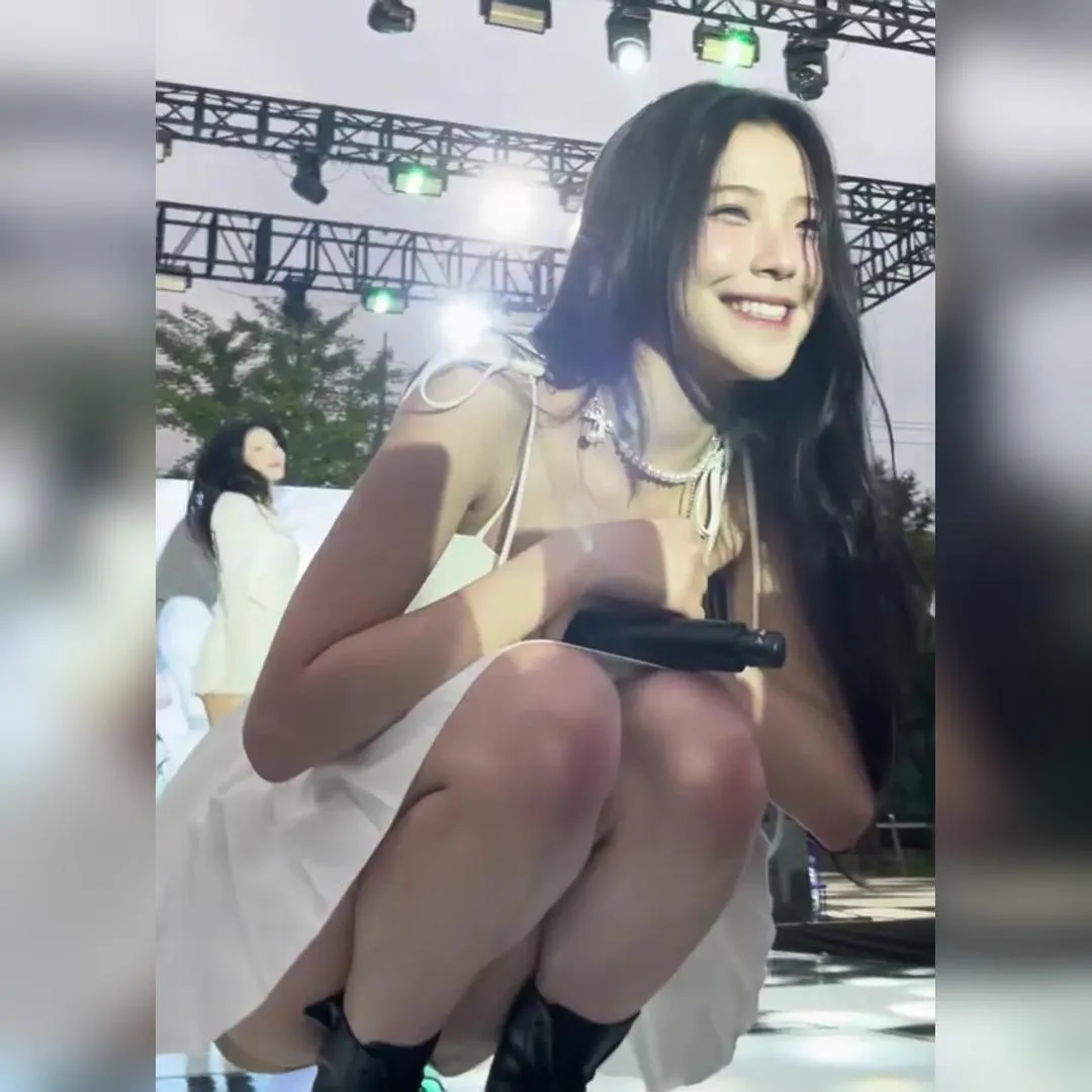 화이트 끈원피스 밑에서 찍은 프로미스나인 백지헌