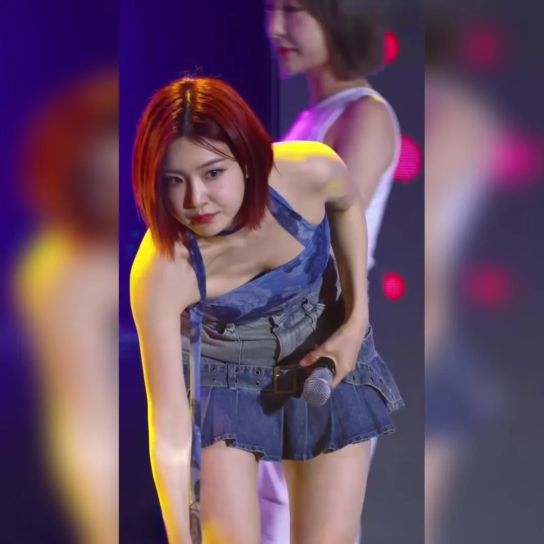 크롭 파란 끈 홀터넥 숙인 가슴골 브브걸 유나