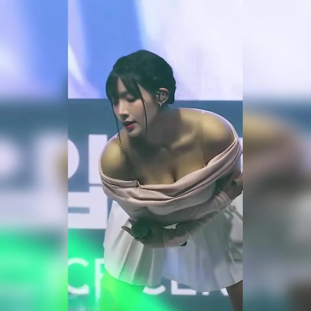 오프솔더 숙여서 팔로 모아준 묵직 가슴골 라잇썸 초원