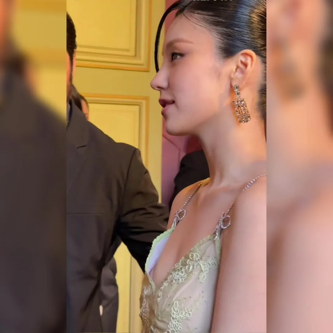 은색 리본 끈 슬립 있지 예지…뜬 공간으로 패치 가슴골 노출