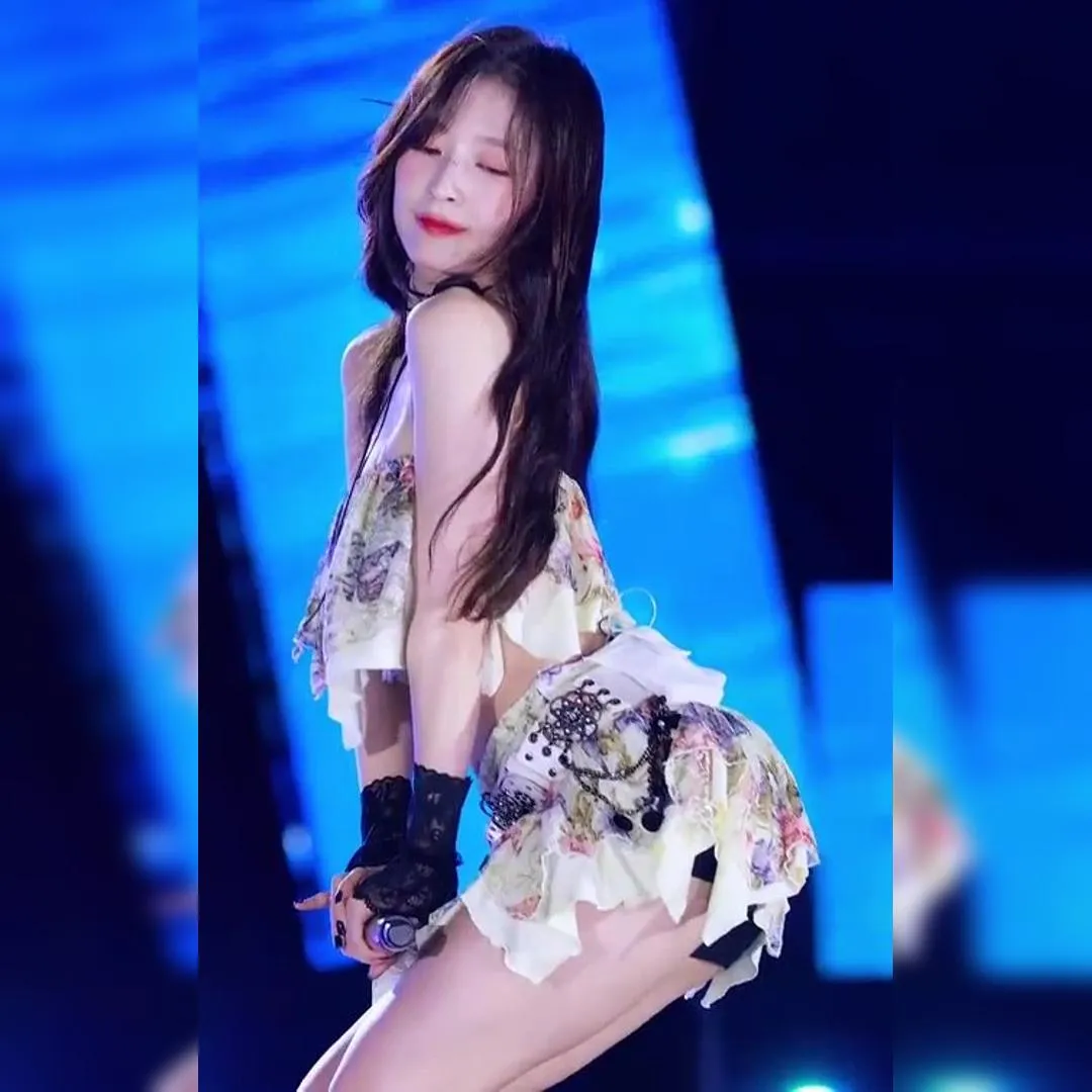 꽃튜브탑 통통 튀는 알가슴골 엉벅지 오마이걸 아린