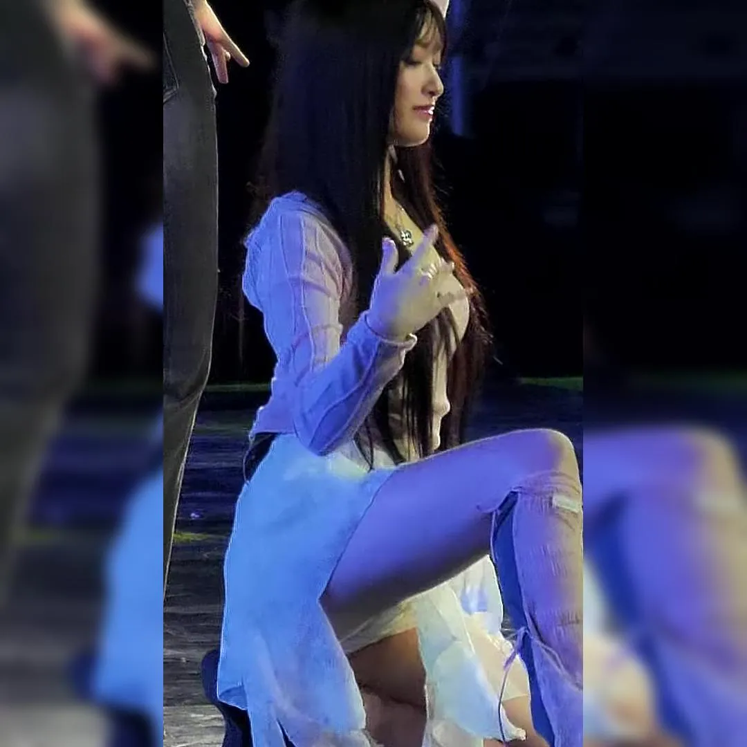 핑크상의 가슴골 모으며 숙여주는 아이브 이서 바닥안무 엉벅지