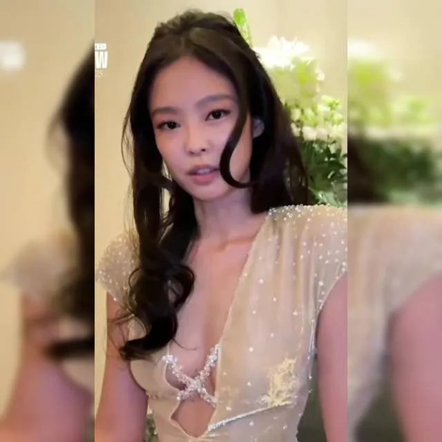 미드가 시원하게 오픈된 황금빛 롱드레스 가슴골 블랙핑크 제니