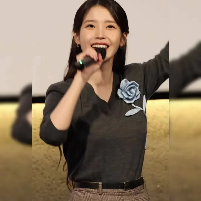 IU’s Winning Look: Bouncy Gray V-Neck and Black Over-the-Knee Socks