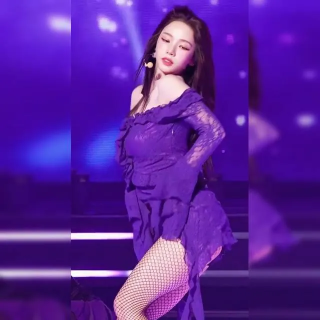 에스파 카리나 매혹적인 보라색의상 엉덩이 내미는 섹시 포즈