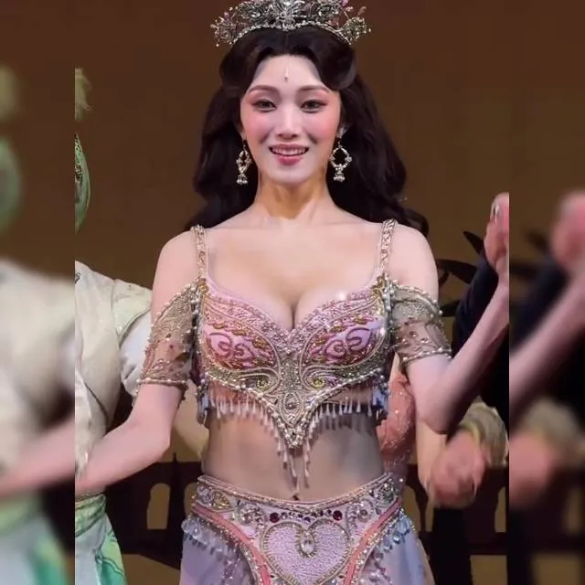 반짝이 브라탑 아찔한 가슴골 노출한 배우 이성경 알라딘 2024