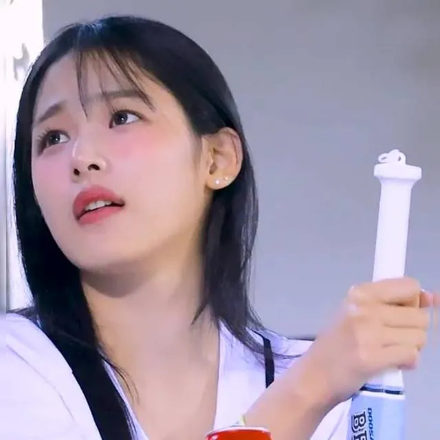 応援棒を持って切なく野球を応援するNewJeansのミンジ