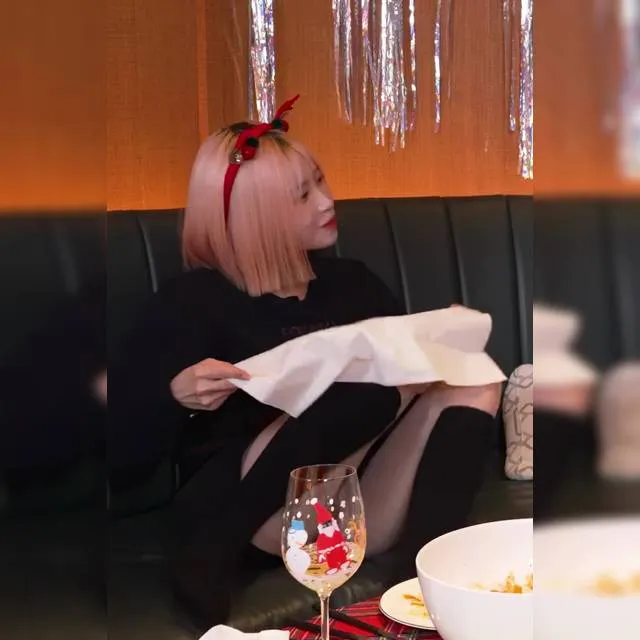 프로미스나인 송하영 방심한 니삭스 허벅지