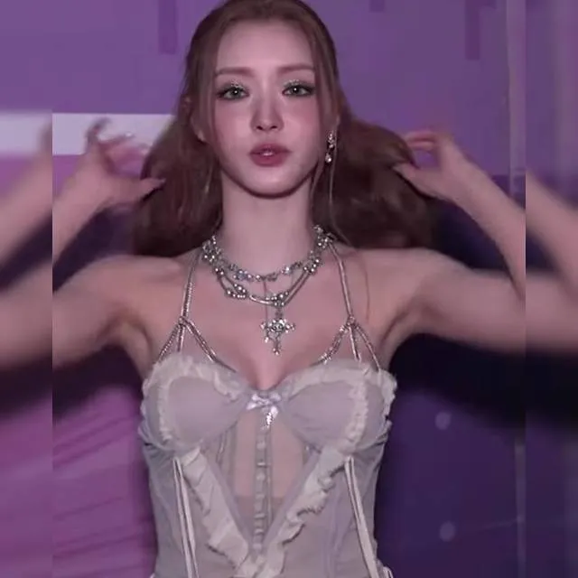 깊이 파인 의상 오마이걸 유아