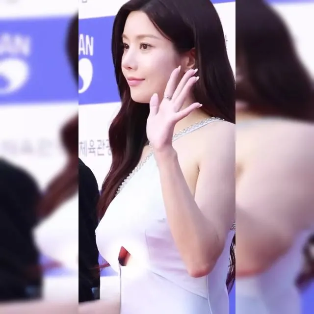 권은비 언더붑 밑가슴 노출 드레스