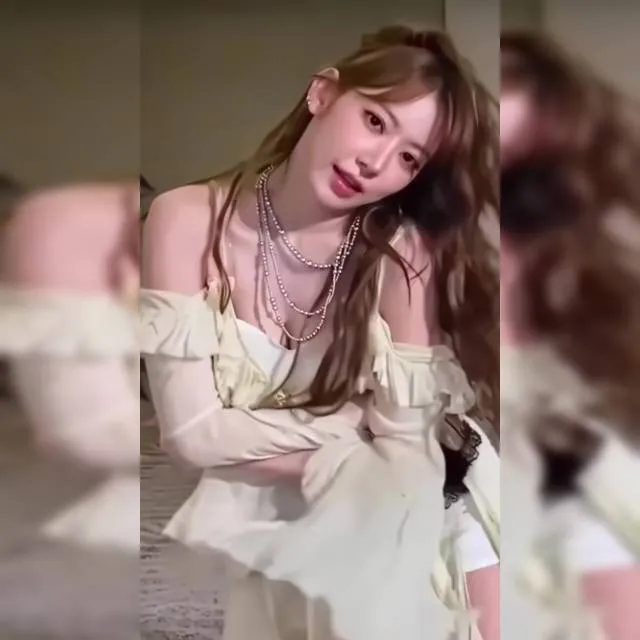 정면을 응시하며 코르셋 가슴골 숙이고 모아주는 르세라핌 사쿠라