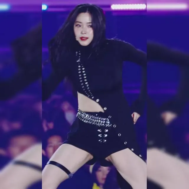 검정핫팬츠 틈이 많이 헐렁한 있지 류진 가터링 찰랑이는 내전근