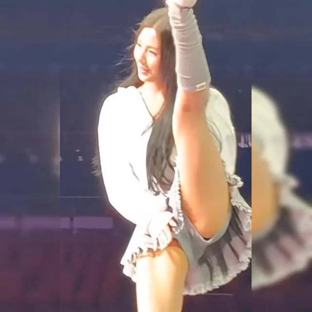 새삼스럽게 중요부위 가리고 발차기하는 아이들 미연 회색 속바지