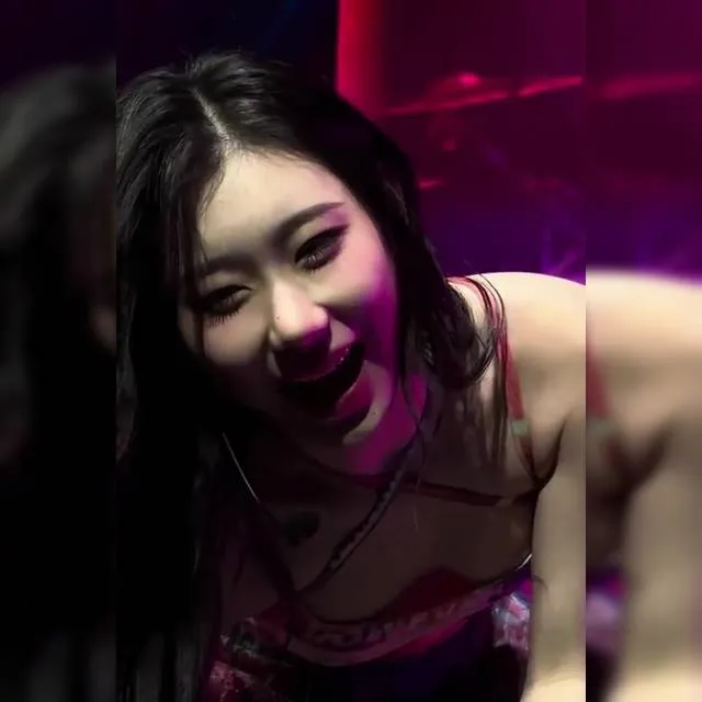 바로 앞까지 와서 숙여주며 팬서비스하는 ITZY  채령 ㅗㅜㅑ