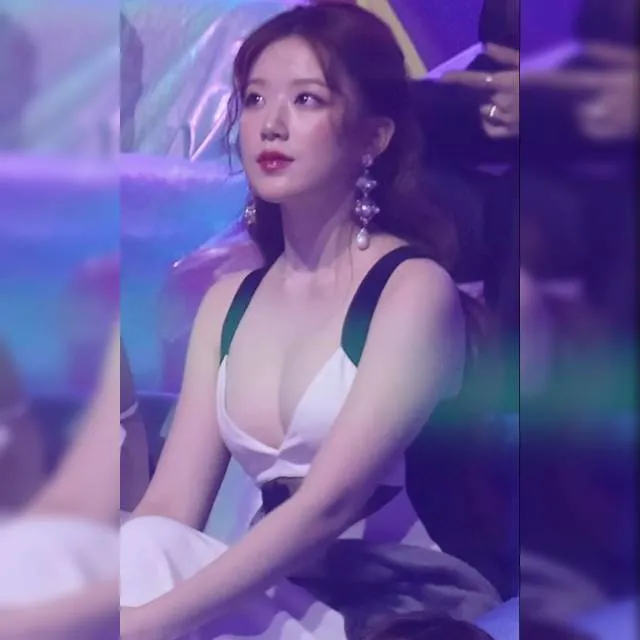 MMA 대기석 과감하게 파인 드레스 새하얀 가슴골 아이들 슈화