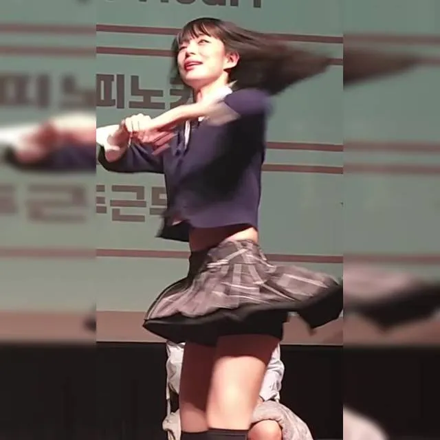 회색 교복치마 입고 턴도는 프로미스나인 이채영 허벅지 엉밑살