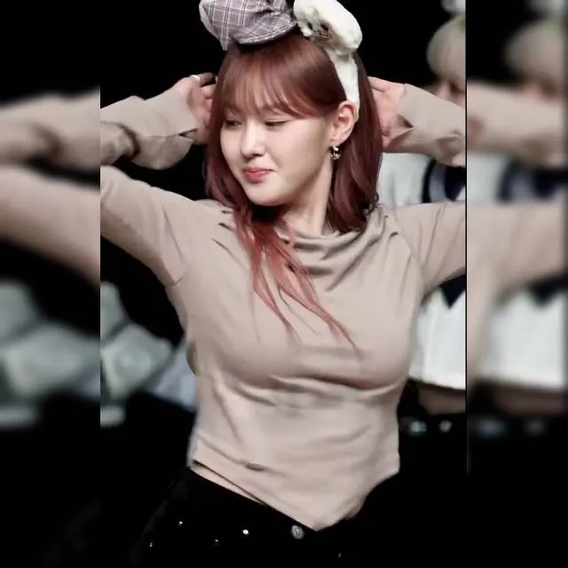 얇은 베이지색 티셔츠 두팔을 올린 케플러 김채현 바운스 ㄷㄷ