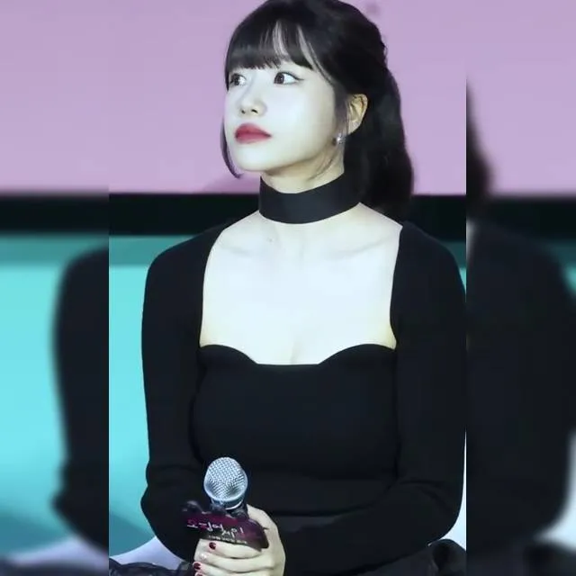 많이 파인 블랙드레스 입은 조유리 뽀얀 가슴골 노출 오징어게임2