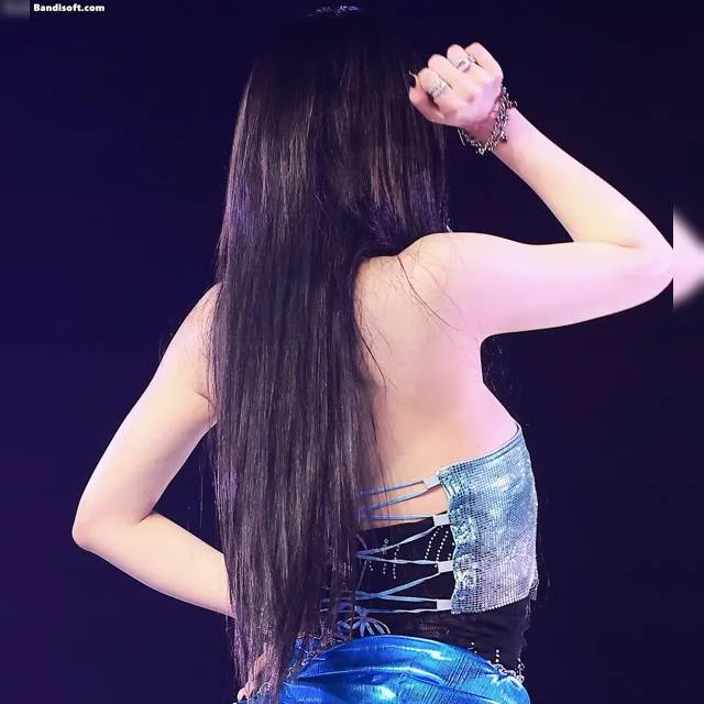 뒤에서 본 에스파 카리나 옆슴 라인 망사스타킹 허벅지