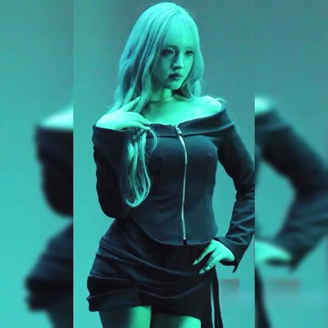 가슴부분 돌출된 재봉선이 시선을 확 잡아끄는 아이브 리즈