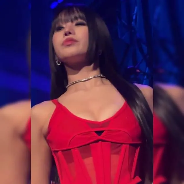 바로 아래에서 본 빨간 코르셋 키스오브라이프 나띠 아찔한 가슴골