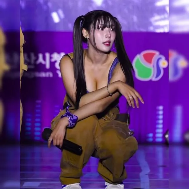 앉아서 쉬기만해도 팬서비스가 되는 라잇썸 양갈래 초원 가슴골