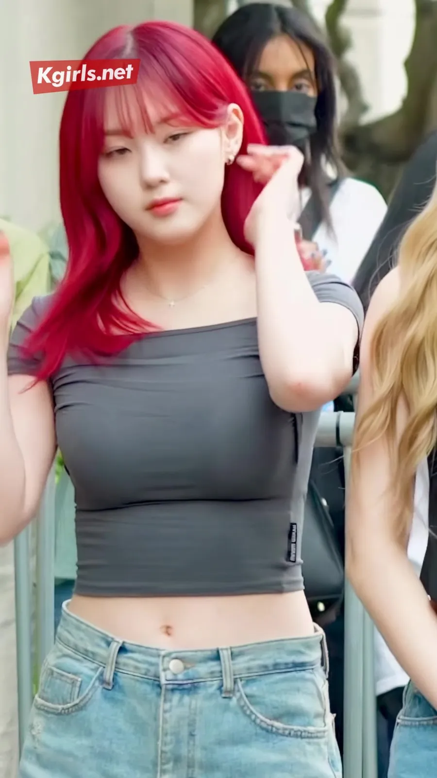 검정 원피스 바닥 짚는 안무 묵직한 가슴골 노출 케플러 김채현