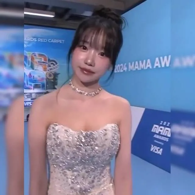 MAMA 레드카펫 똥머리 조유리 화이트 오프숄더 의외의 가슴골